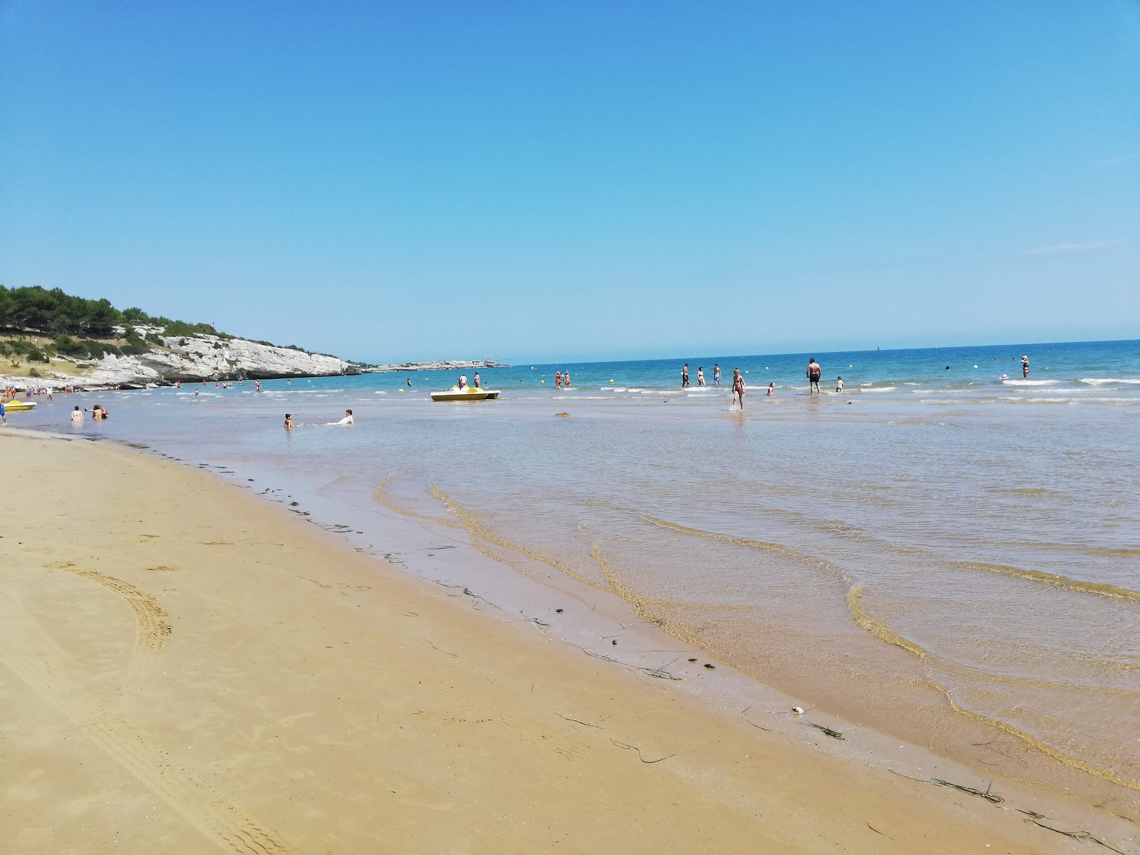 Foto di Spiaggia di dietro San Lorenzo sorretto da scogliere