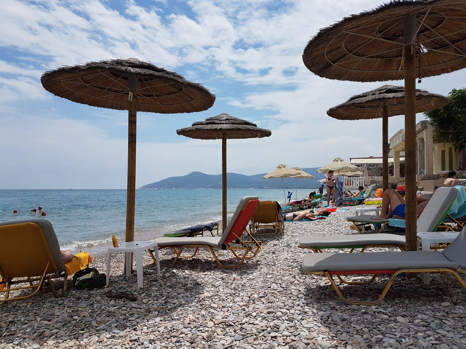 Photo of Paralia Potokaki backed by cliffs