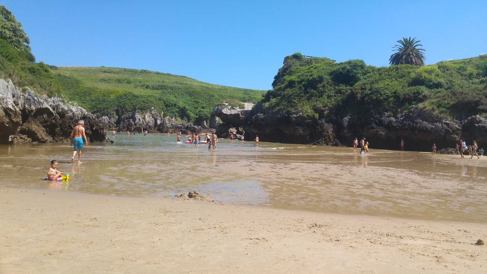 Photo de Plage de Prellezo entouré de montagnes