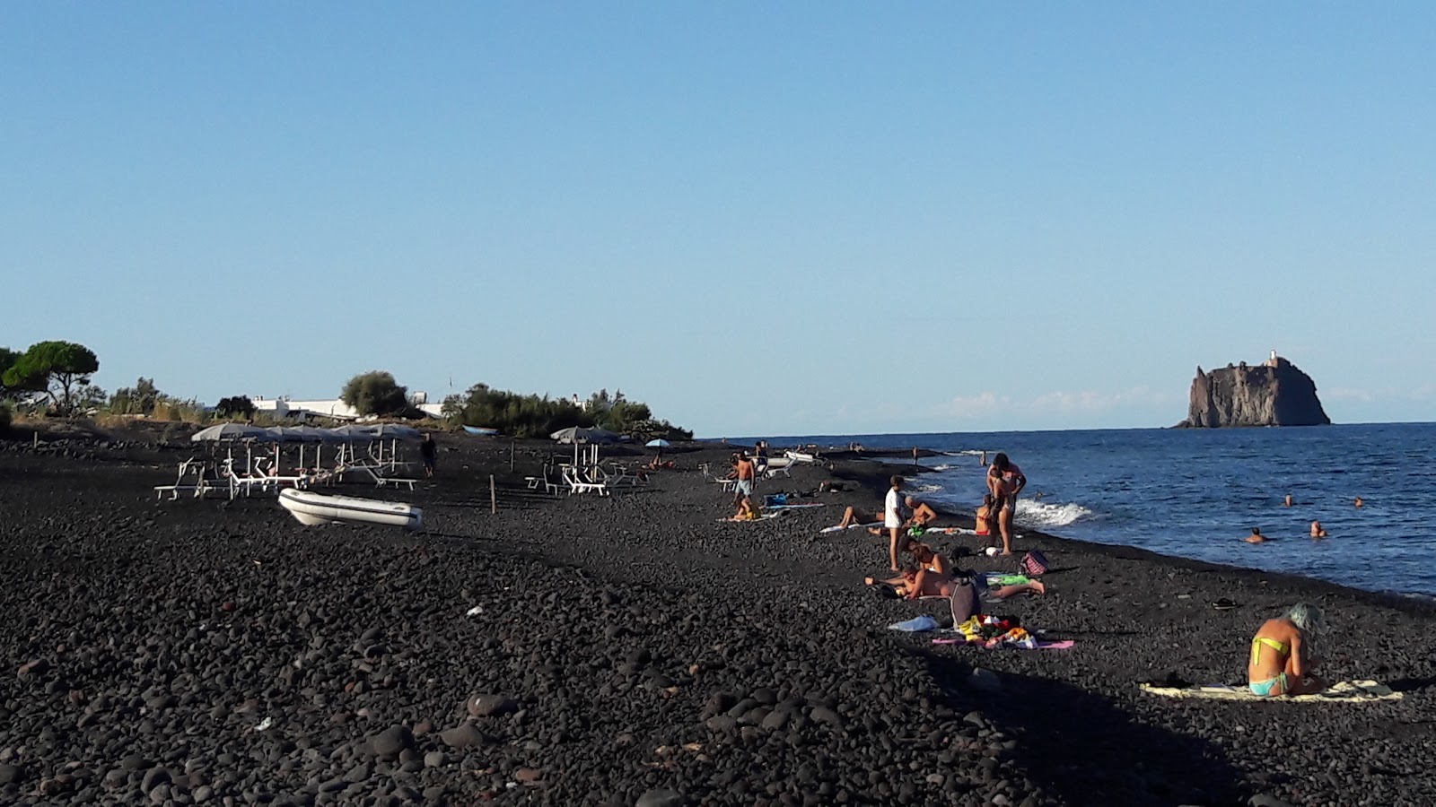 Scari Beach'in fotoğrafı - rahatlamayı sevenler arasında popüler bir yer