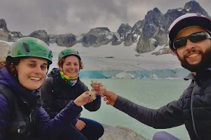Titan Cuatro Elementos - Excursiones premium de trekking y aventura image