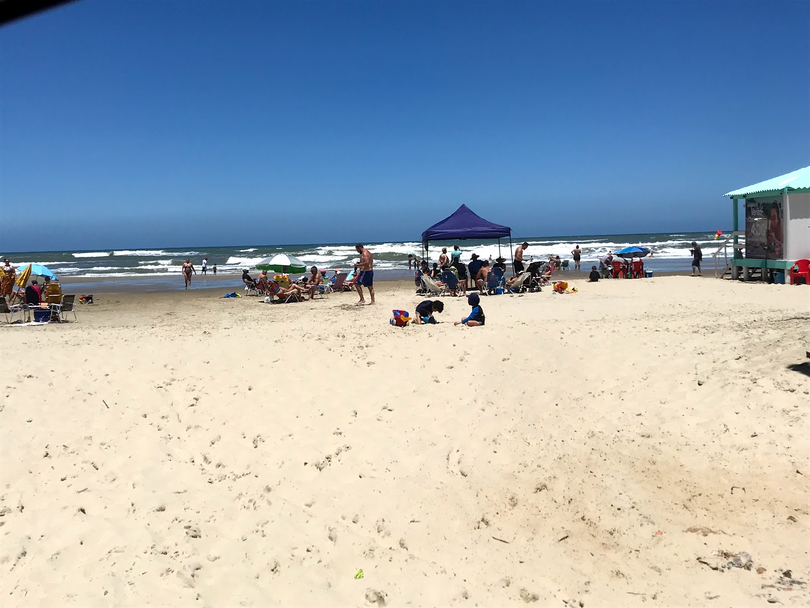 Foto di Spiaggia di Ipiranga con una superficie del acqua turchese