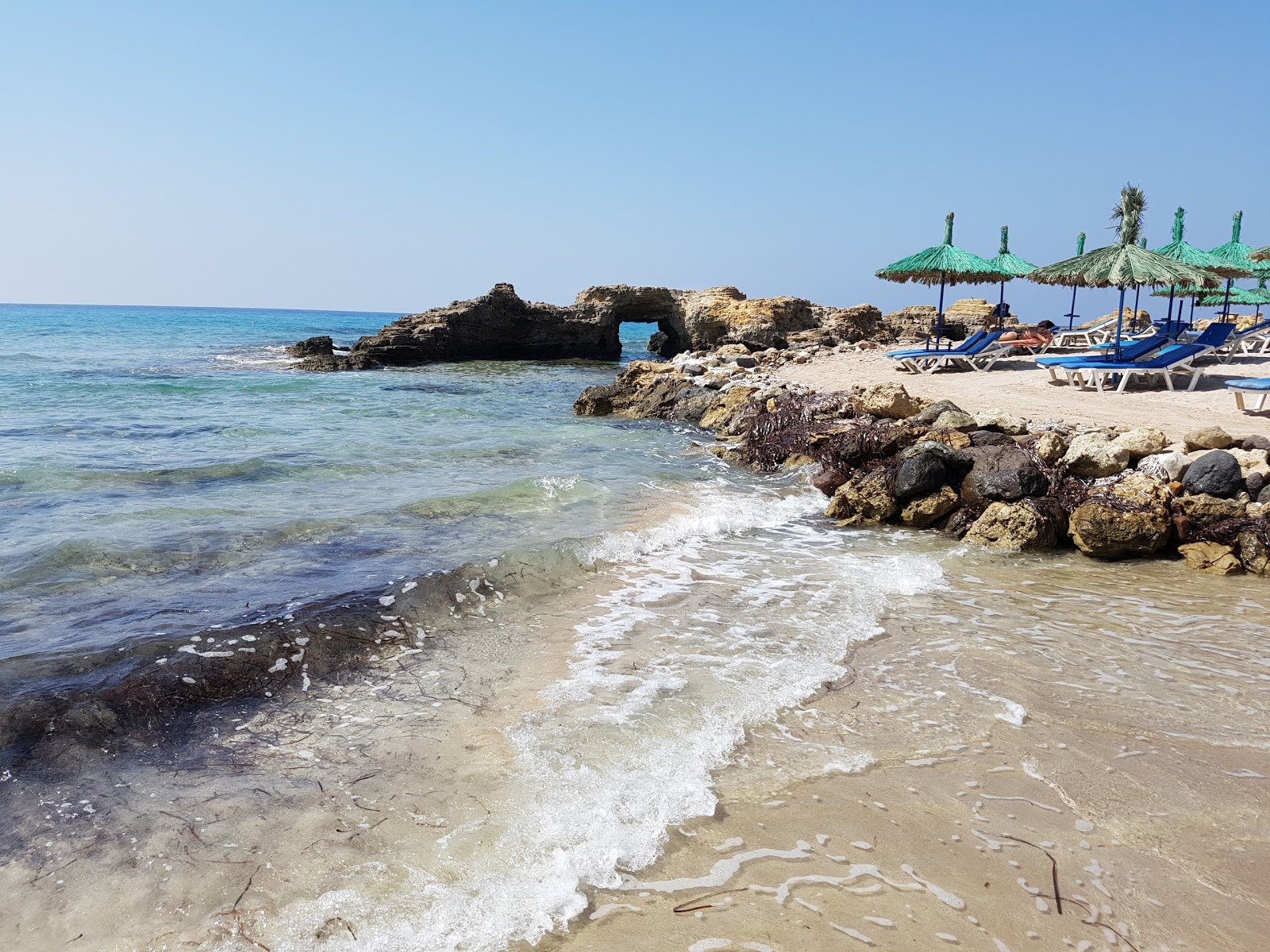 Tripiti beach'in fotoğrafı - rahatlamayı sevenler arasında popüler bir yer