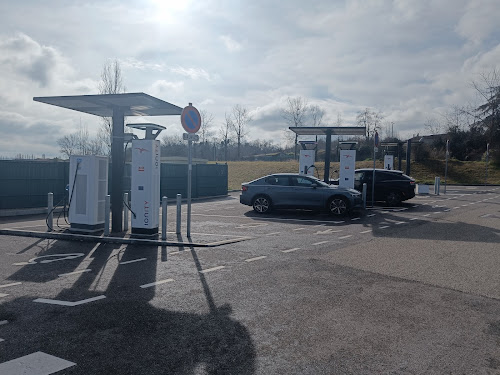 Borne de recharge de véhicules électriques IONITY Station de recharge L'Isle-d'Abeau