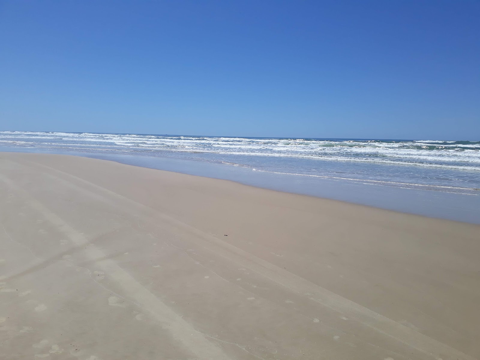 Fotografie cu Praia do Camacho - locul popular printre cunoscătorii de relaxare