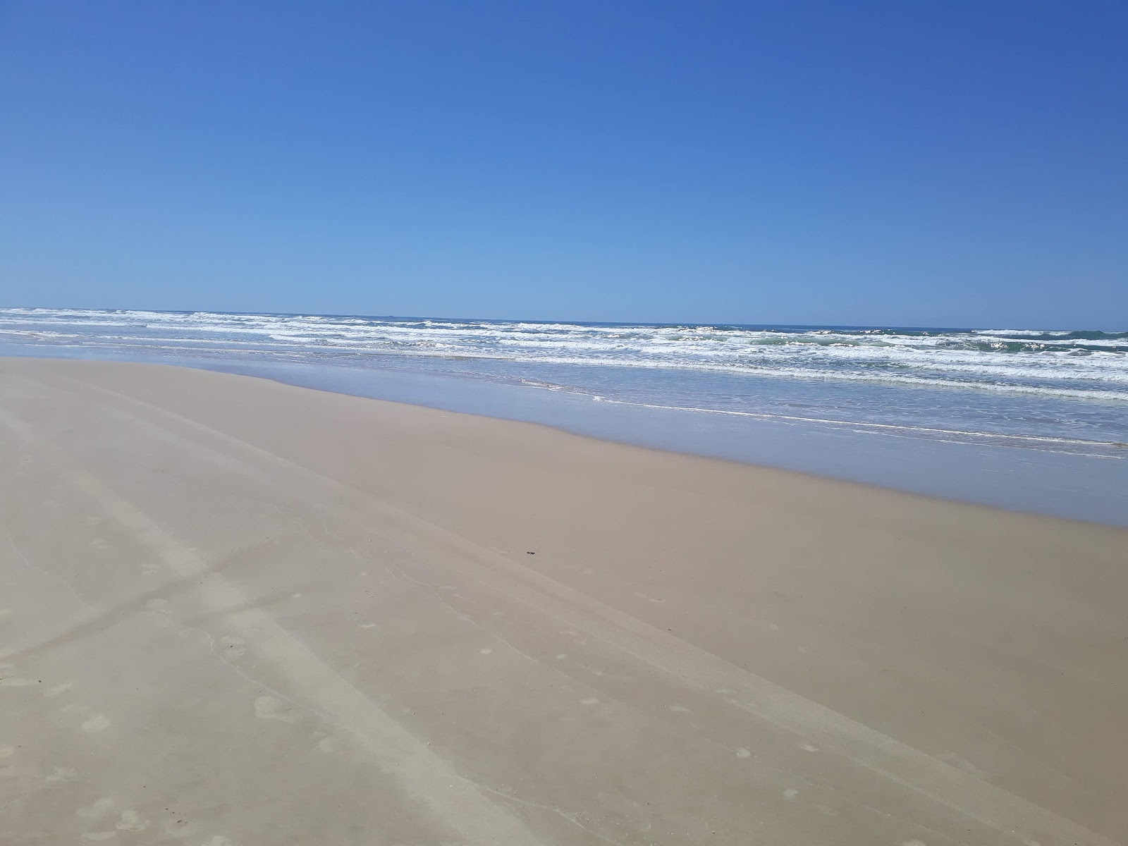Photo de Praia do Camacho - bon endroit convivial pour les animaux de compagnie pour les vacances
