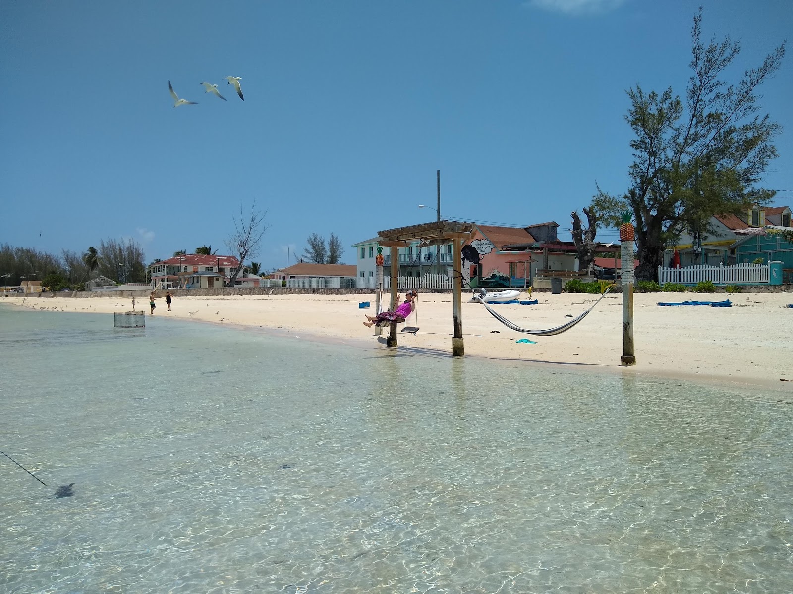 Foto di Tarpum Bay beach con una superficie del sabbia beige