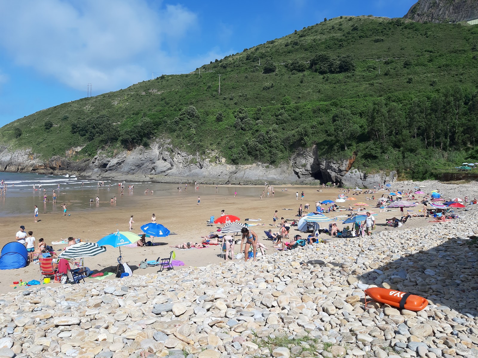 Foto av Playa de Miono med blått vatten yta