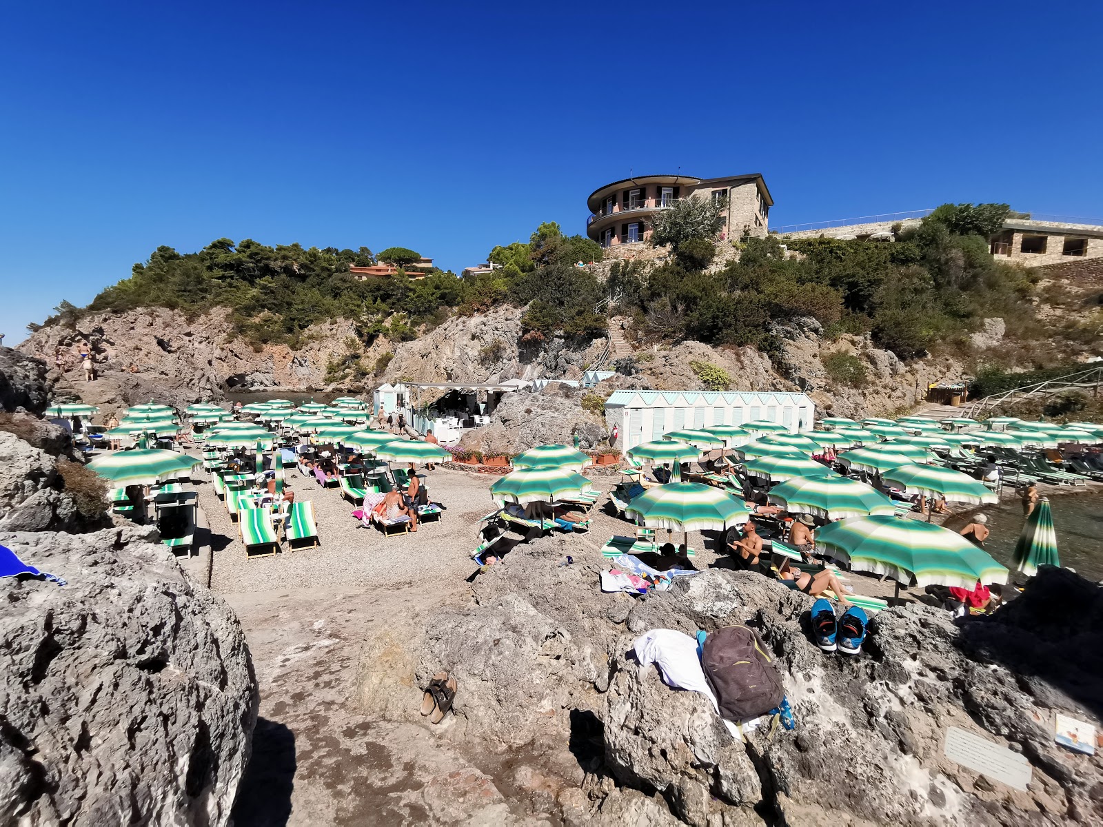 Foto von Bagno Delle Donne von Klippen umgeben