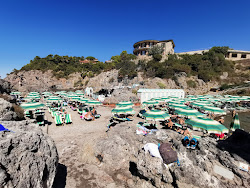 Bagno Delle Donne'in fotoğrafı uçurumlarla desteklenmiş