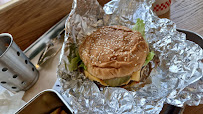 Cheeseburger du Restaurant de hamburgers Five Guys Paris Blanche - n°10