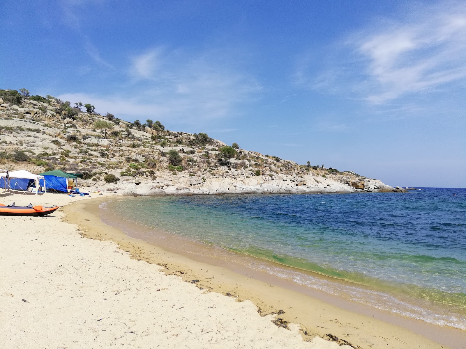 Foto av Agridia Beach med blå rent vatten yta