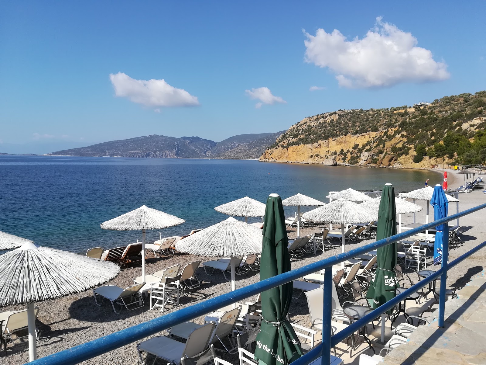 Foto av Agios Isidoros beach och dess vackra landskap
