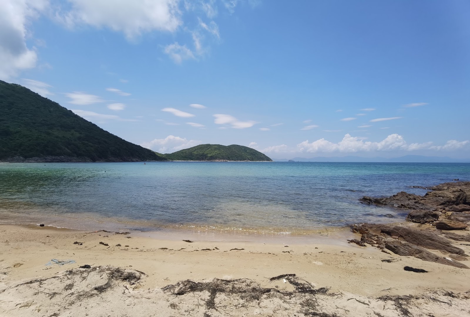 Fotografie cu Nam She Wan beach sprijinit de stânci