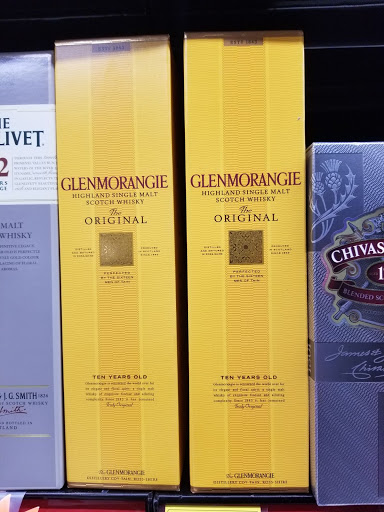 Liquor Store «Gold Crown Liquors Store», reviews and photos, 3425 N Clark St, Chicago, IL 60657, USA