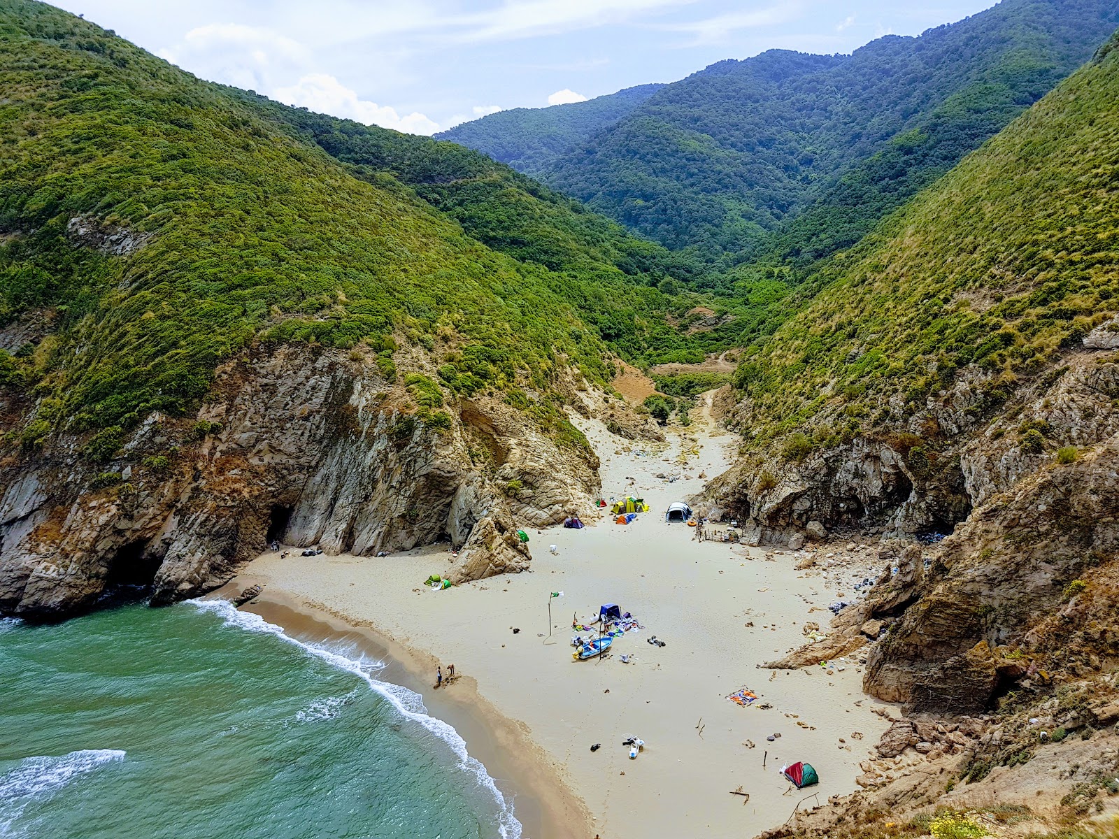 Foto de Plage Sahal com pequena baía