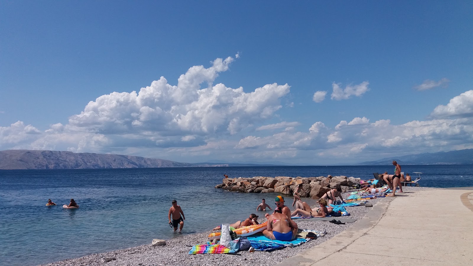 Foto di Plaza Senj sorretto da scogliere