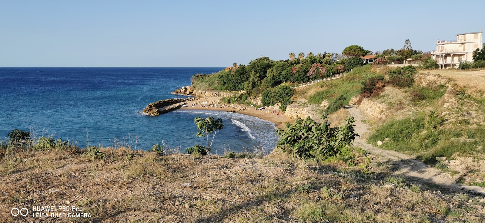 Fotografija Spiaggia Capo Bianco z rjavi pesek površino