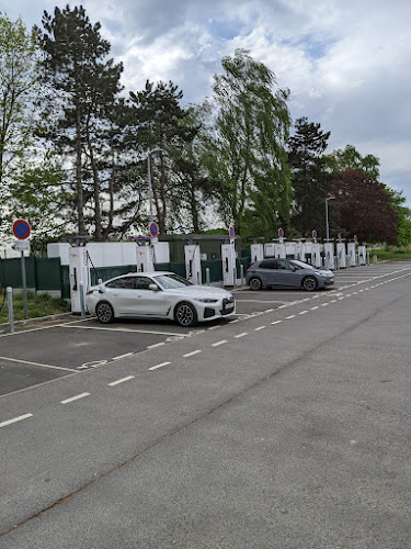Borne de recharge de véhicules électriques IONITY Station de recharge Saint-Witz