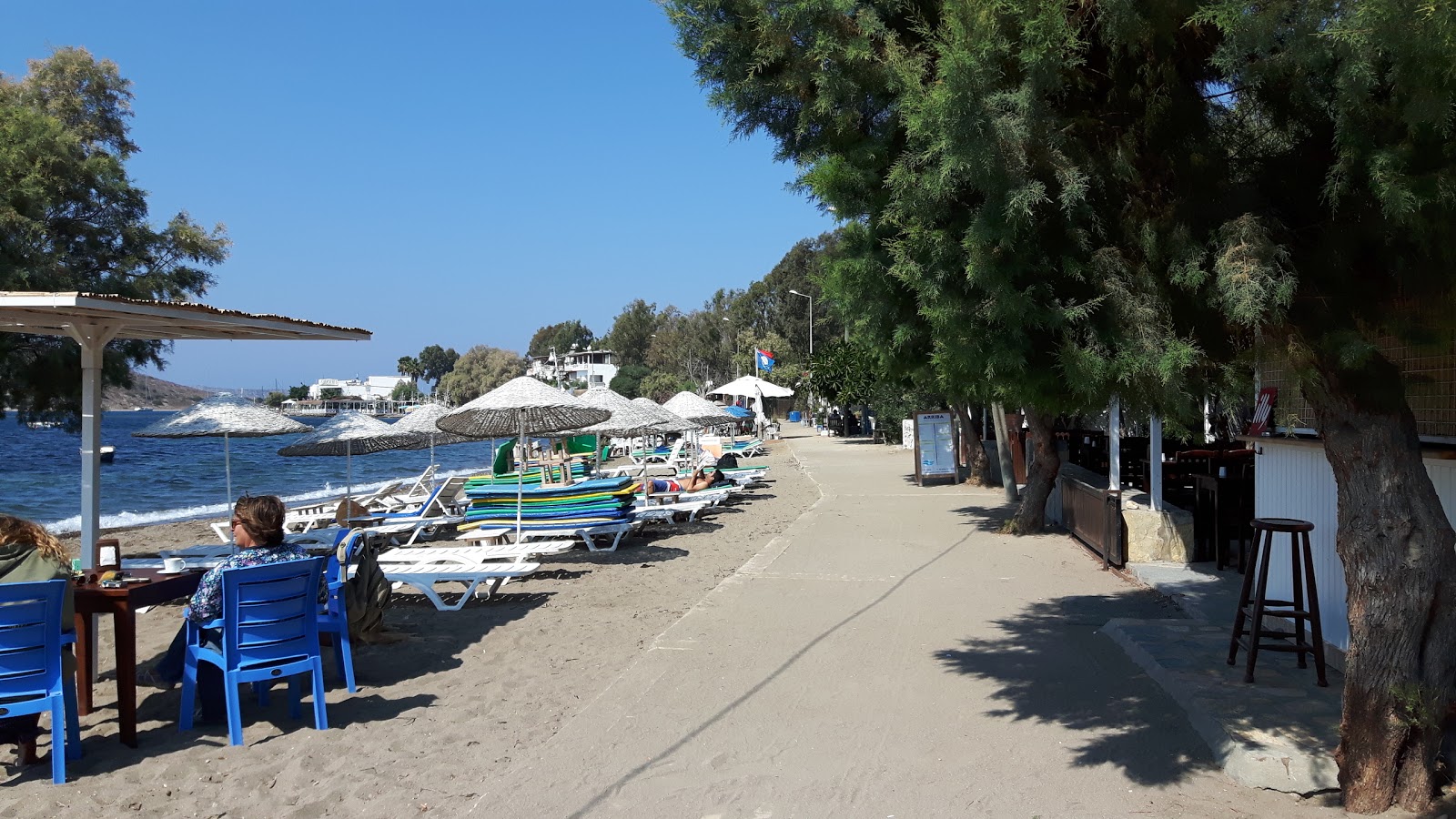 Gumusluk Plajı'in fotoğrafı - rahatlamayı sevenler arasında popüler bir yer