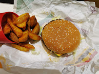 Cheeseburger du Restauration rapide McDonald's Porte de la Villette à Paris - n°2