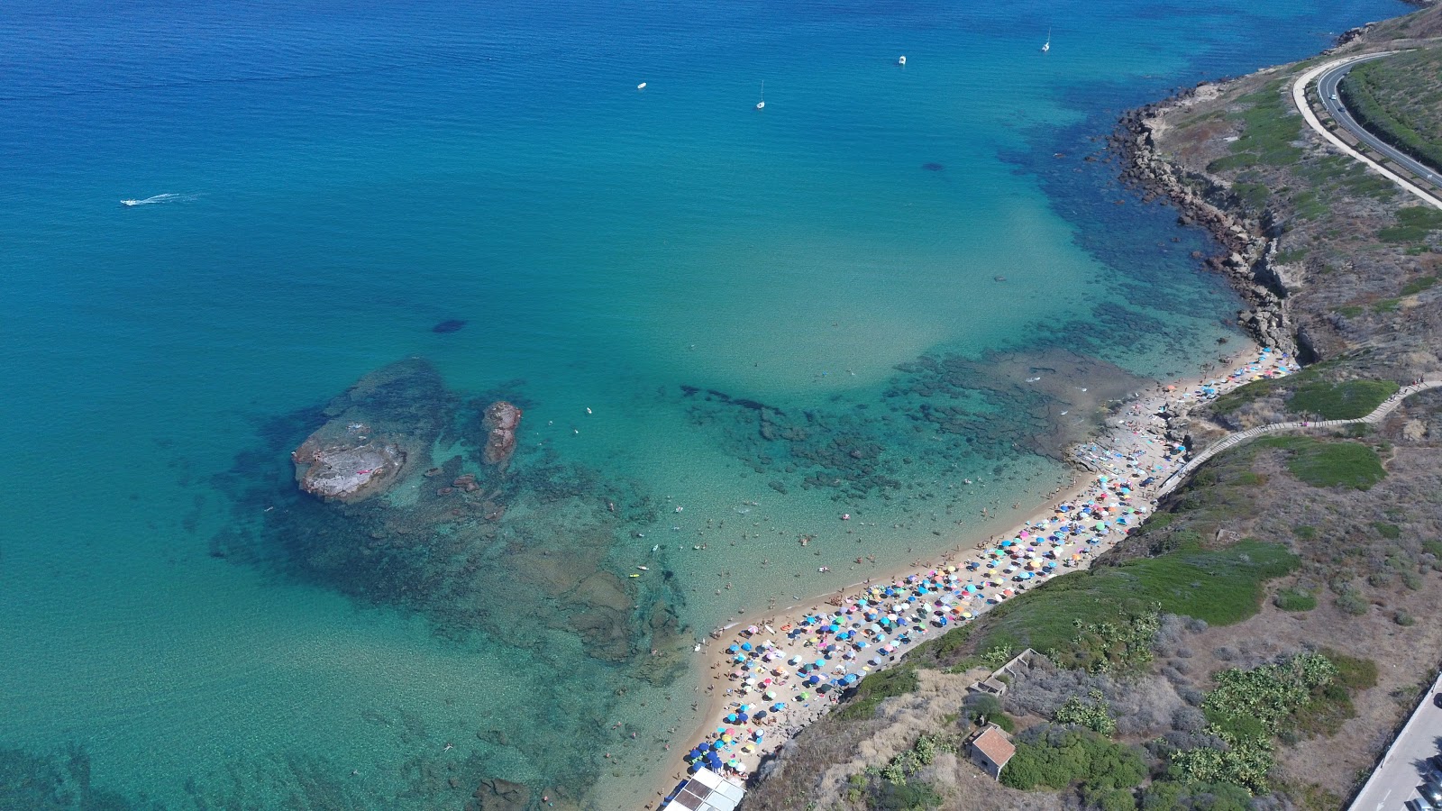 Foto van Spiaggia di Ampurias met turquoise puur water oppervlakte