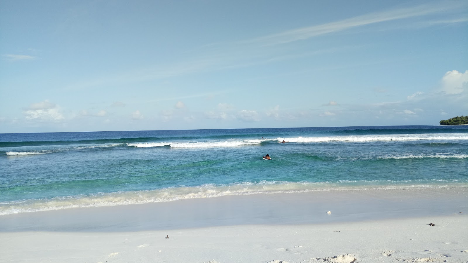 Foto di Hulhudhuffaaru Beach con una superficie del acqua cristallina