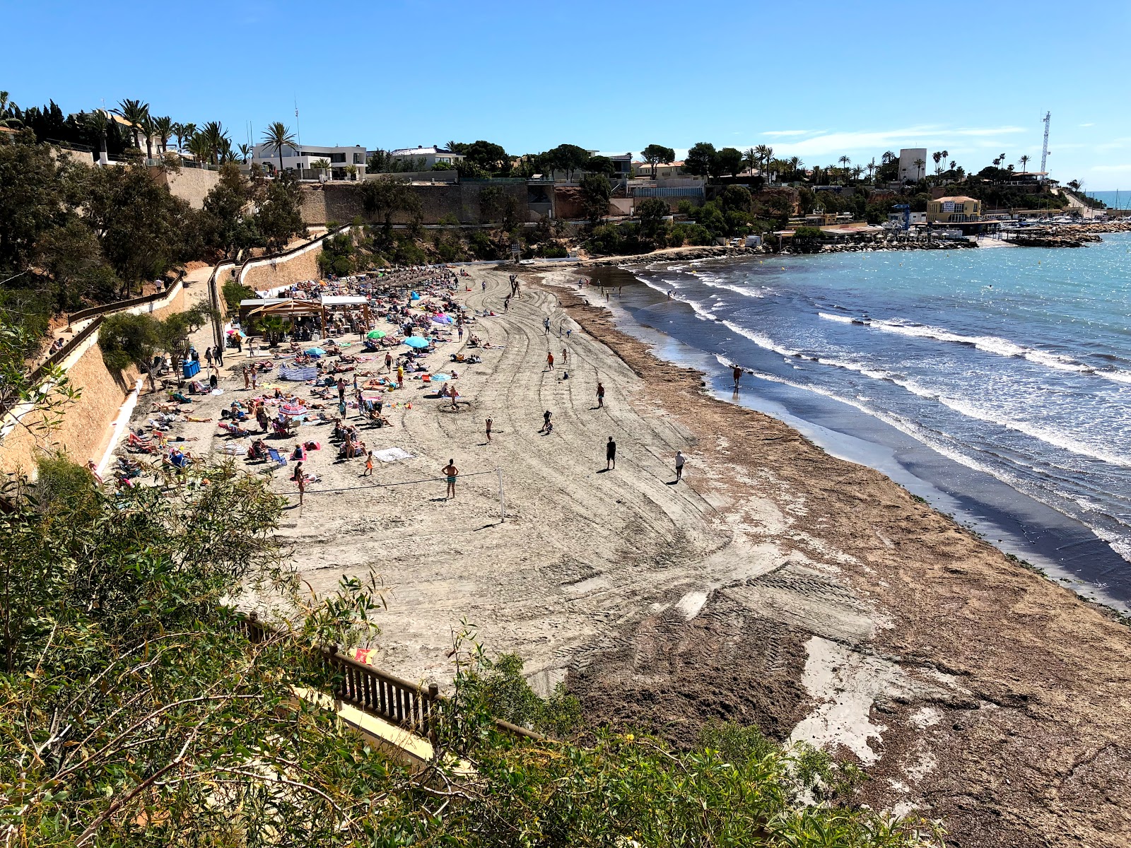 Platja la Caleta'in fotoğrafı - rahatlamayı sevenler arasında popüler bir yer