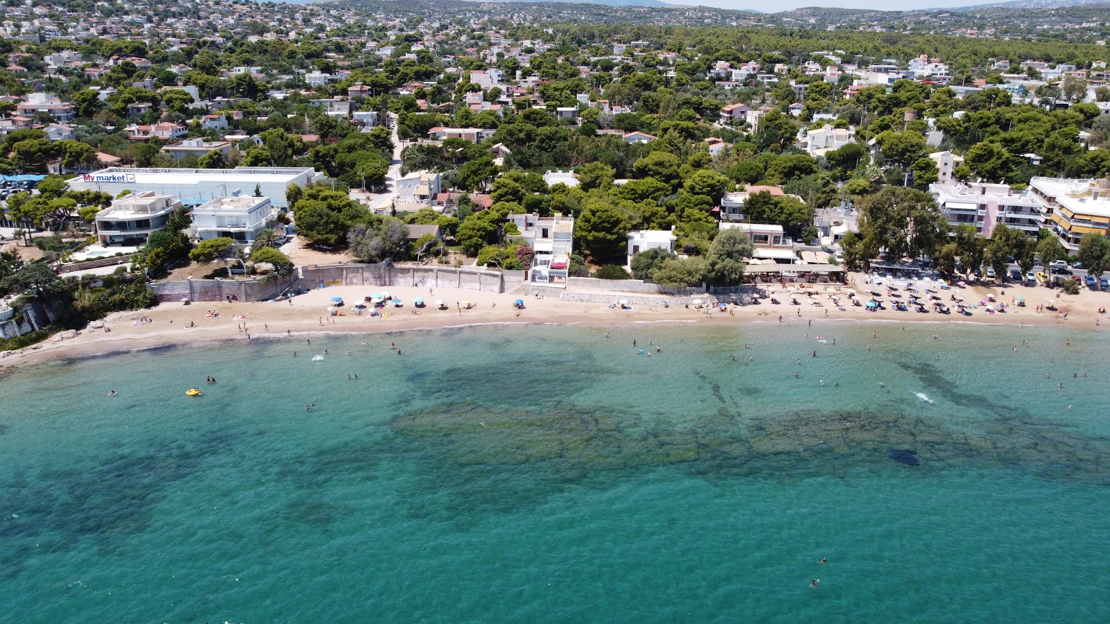 Vravronos beach'in fotoğrafı açık yeşil su yüzey ile