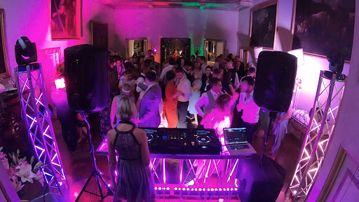 London Wedding DJ - Female wedding DJ - Surrey Wedding DJ - Award winning DJ - Event DJ - Female DJ - SpinSisters