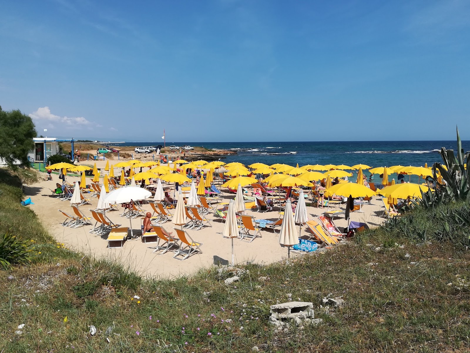 Fotografie cu Plaia Spiaggia cu o suprafață de apă pură albastră