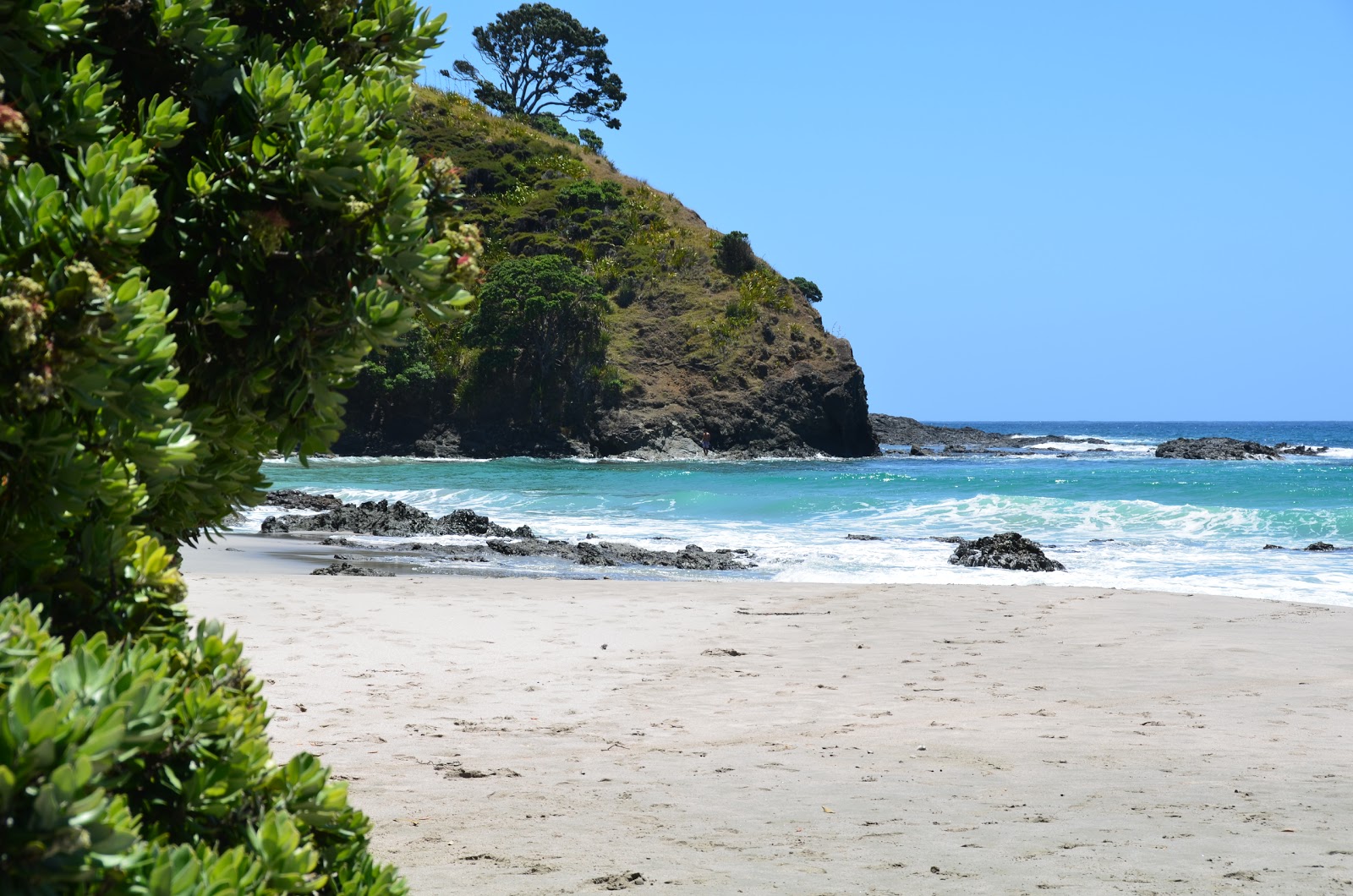 Foto von Tapotupotu Beach von Klippen umgeben