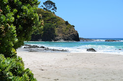 Foto von Tapotupotu Beach von Klippen umgeben