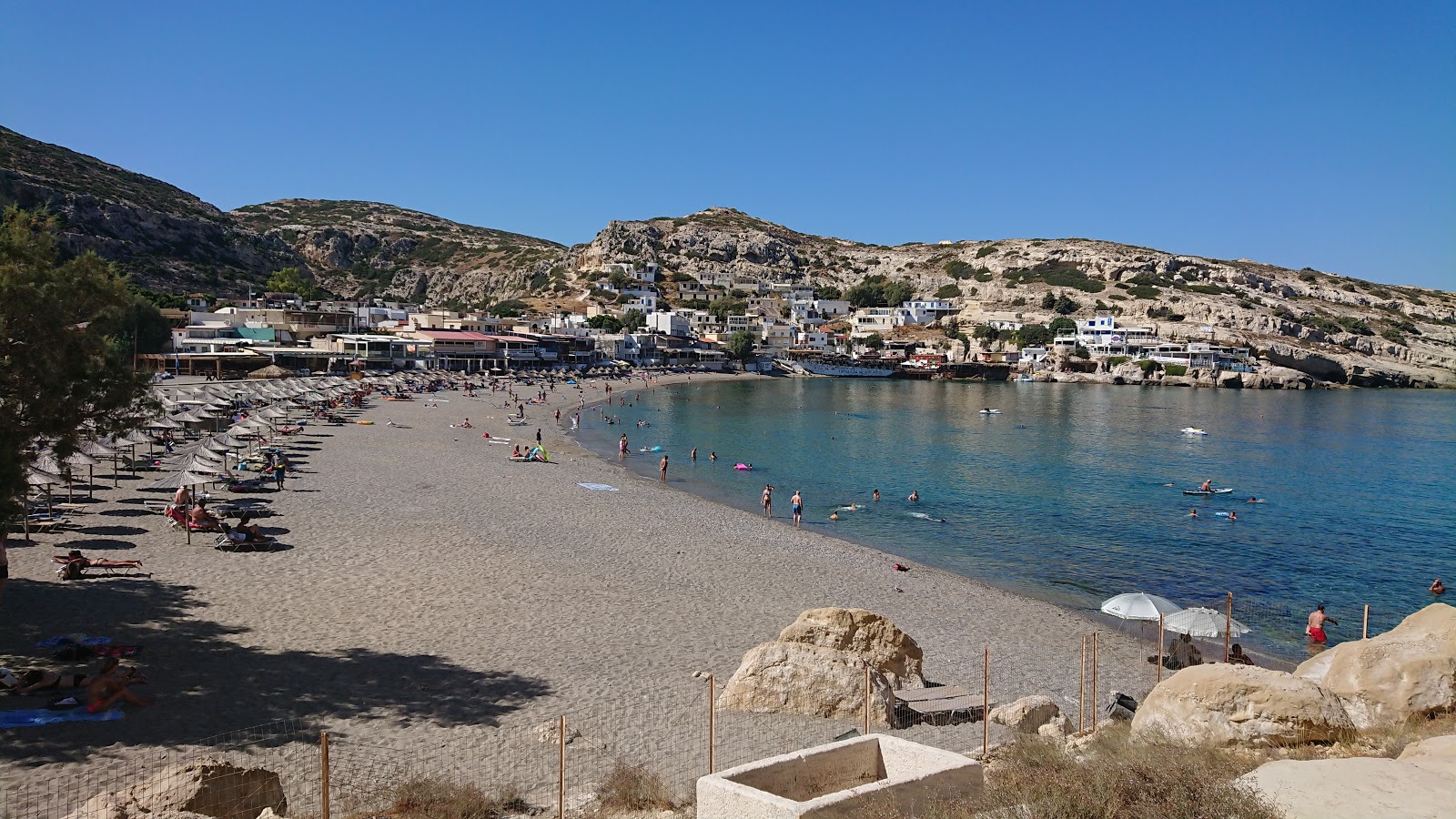 Photo de Plage de Matala protégé par des falaises
