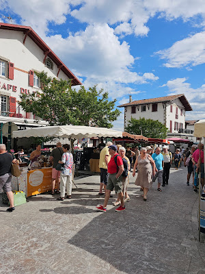 Marché de pays à Cambo-les-Bains
