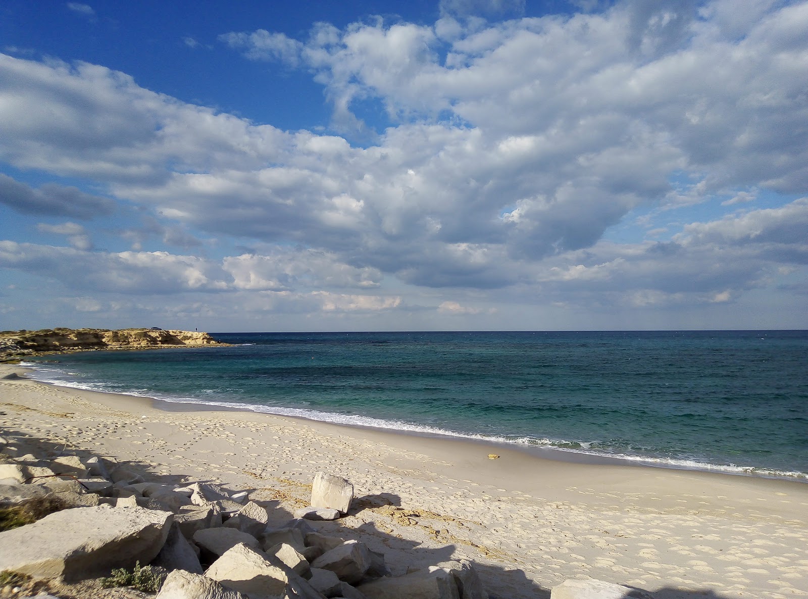 Photo de Harqalah beach avec sable lumineux de surface