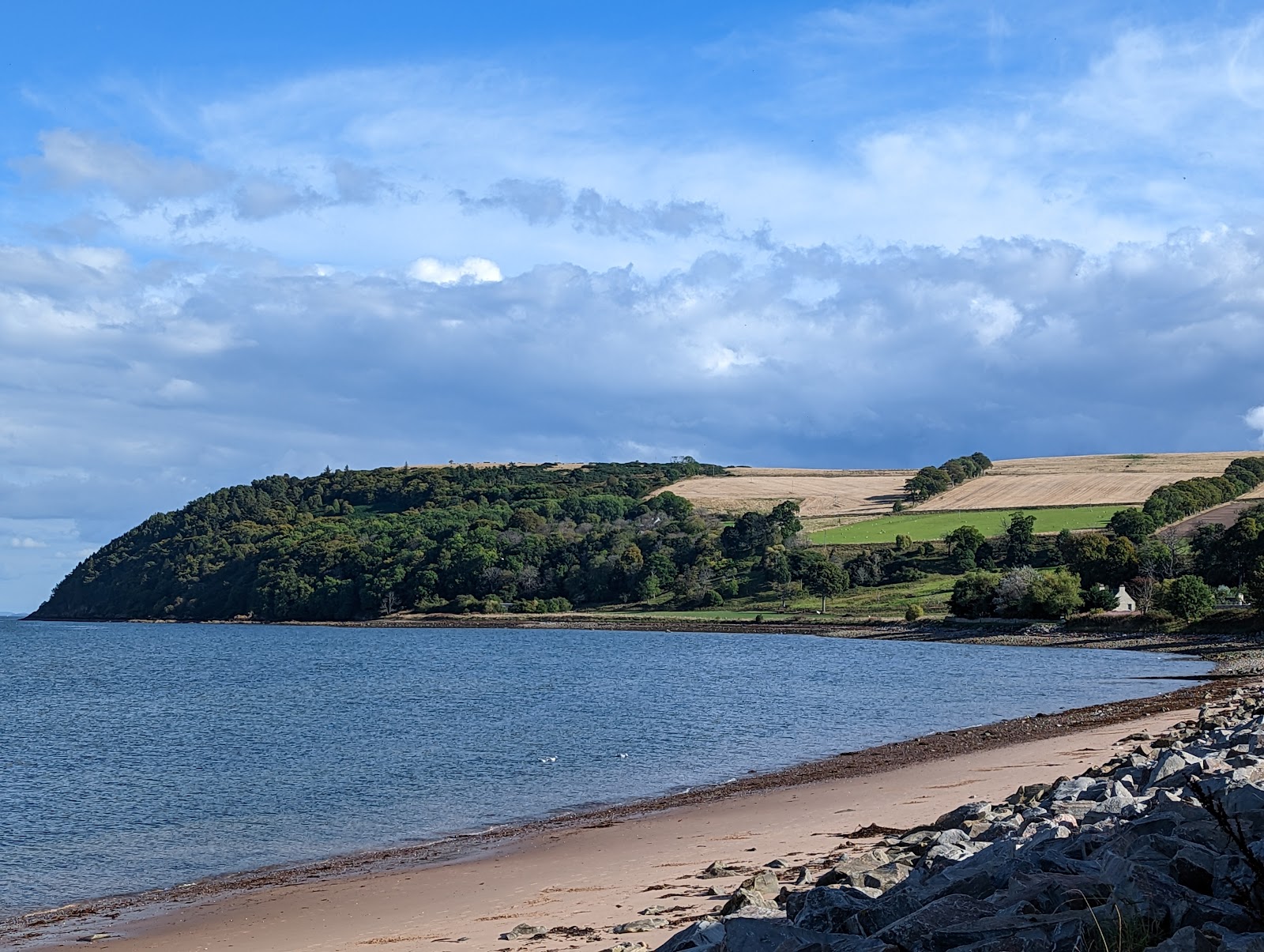 Cromarty Beach的照片 带有轻质沙和卵石表面