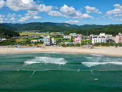 Photo de Ingu Beach avec baie spacieuse