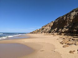 Foto di Shelly Beach circondato da montagne