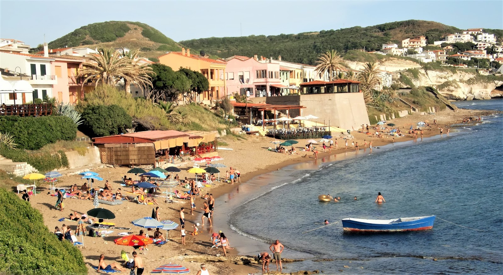 Foto van S'archittu beach met ruim strand