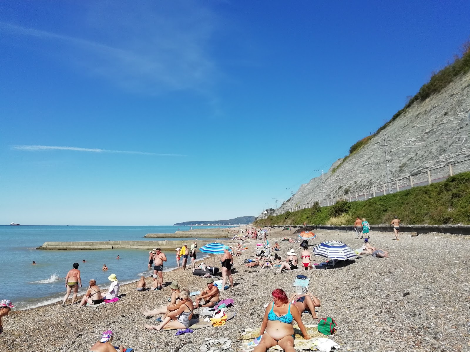 Foto di Dederkoy beach con parzialmente pulito livello di pulizia