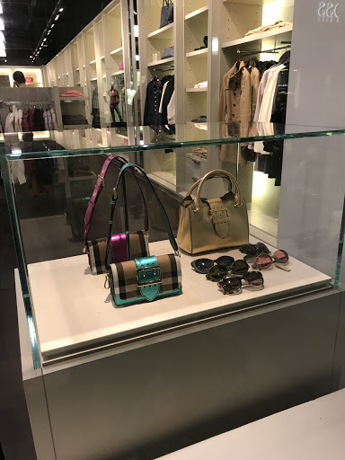 Clothing Store «Burberry Outlet», reviews and photos, 8200 Vineyard Dr, Orlando, FL 32821, USA