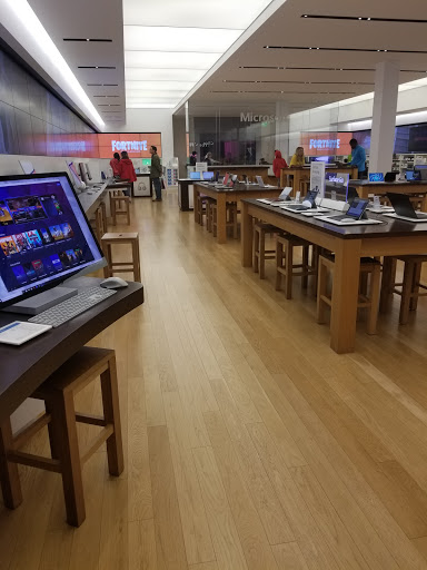 Computer Store «Microsoft Store - Tysons Corner Center», reviews and photos, 1961 Chain Bridge Rd, Tysons, VA 22102, USA
