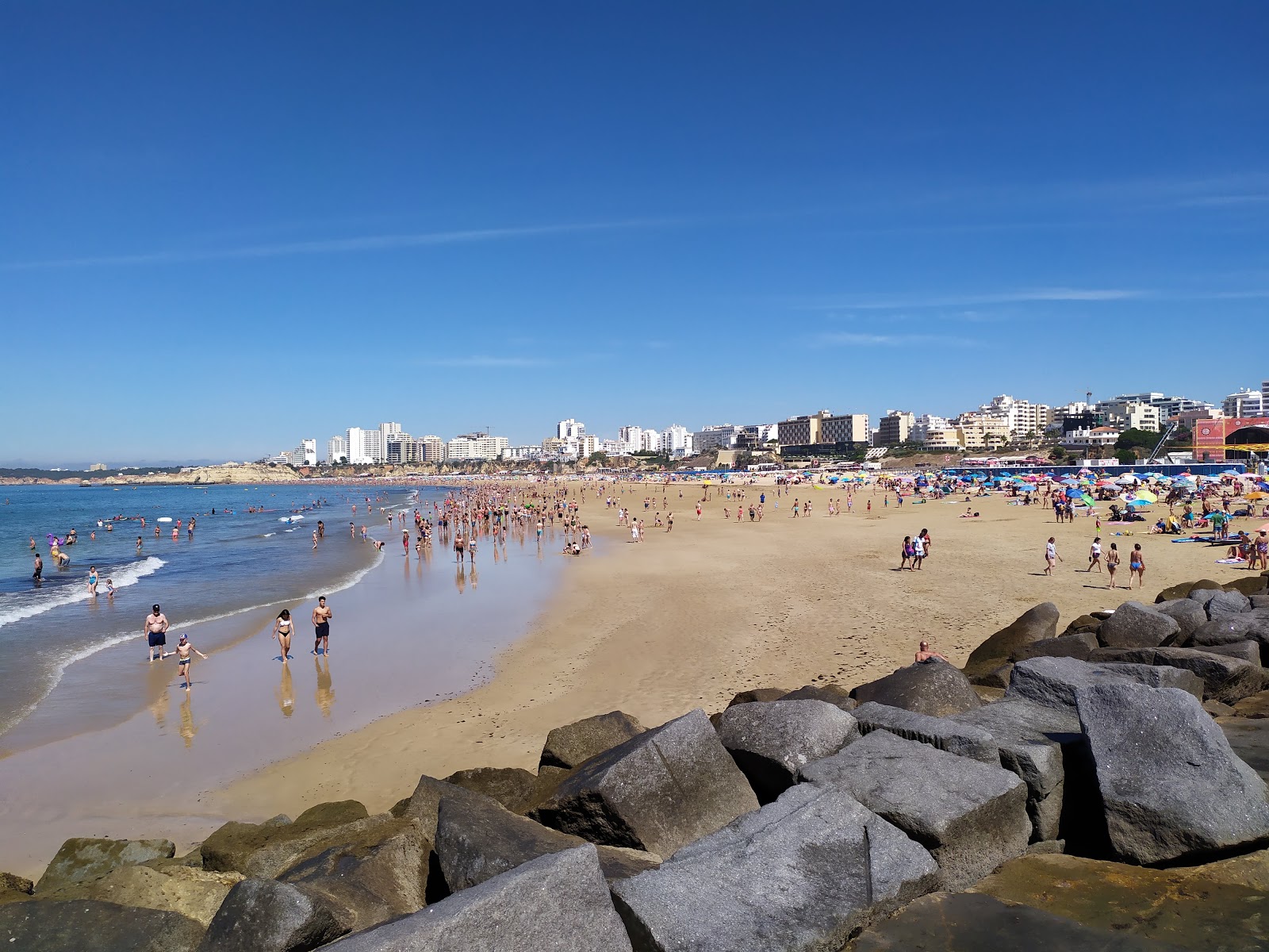 Valokuva Praia da Rochaista. pinnalla hienoa beige-hiekkaa:n kanssa