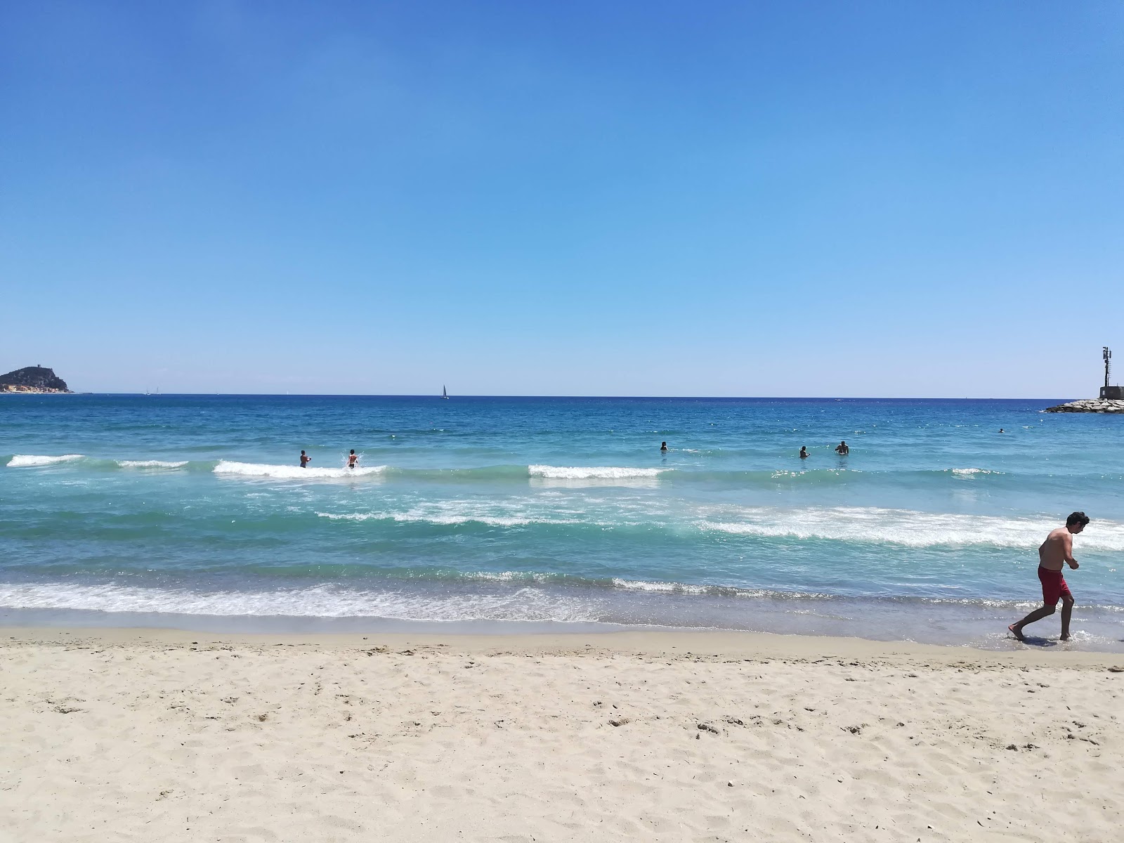 Photo de Spiaggia di Selva avec l'eau bleu de surface