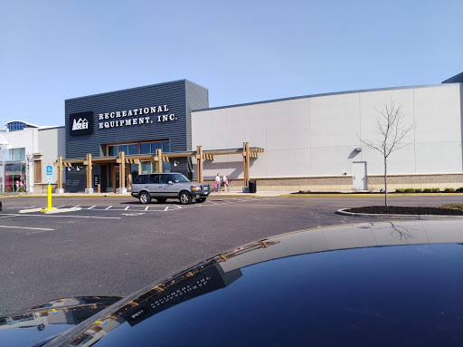 Camping Store «REI», reviews and photos, 2643 Edmondson Rd, Cincinnati, OH 45209, USA