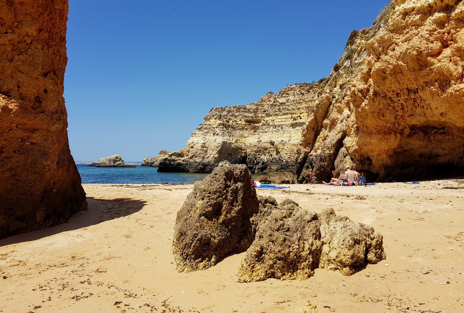 Praia Joao de Arens'in fotoğrafı dağlarla çevrili