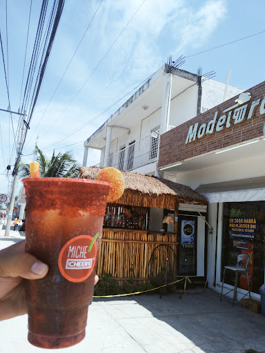 Modelorama ""satélite"" tulum