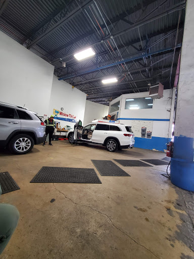 Car Wash «Logan Square Hand Car Wash & Detailing», reviews and photos, 2436 N Milwaukee Ave, Chicago, IL 60647, USA