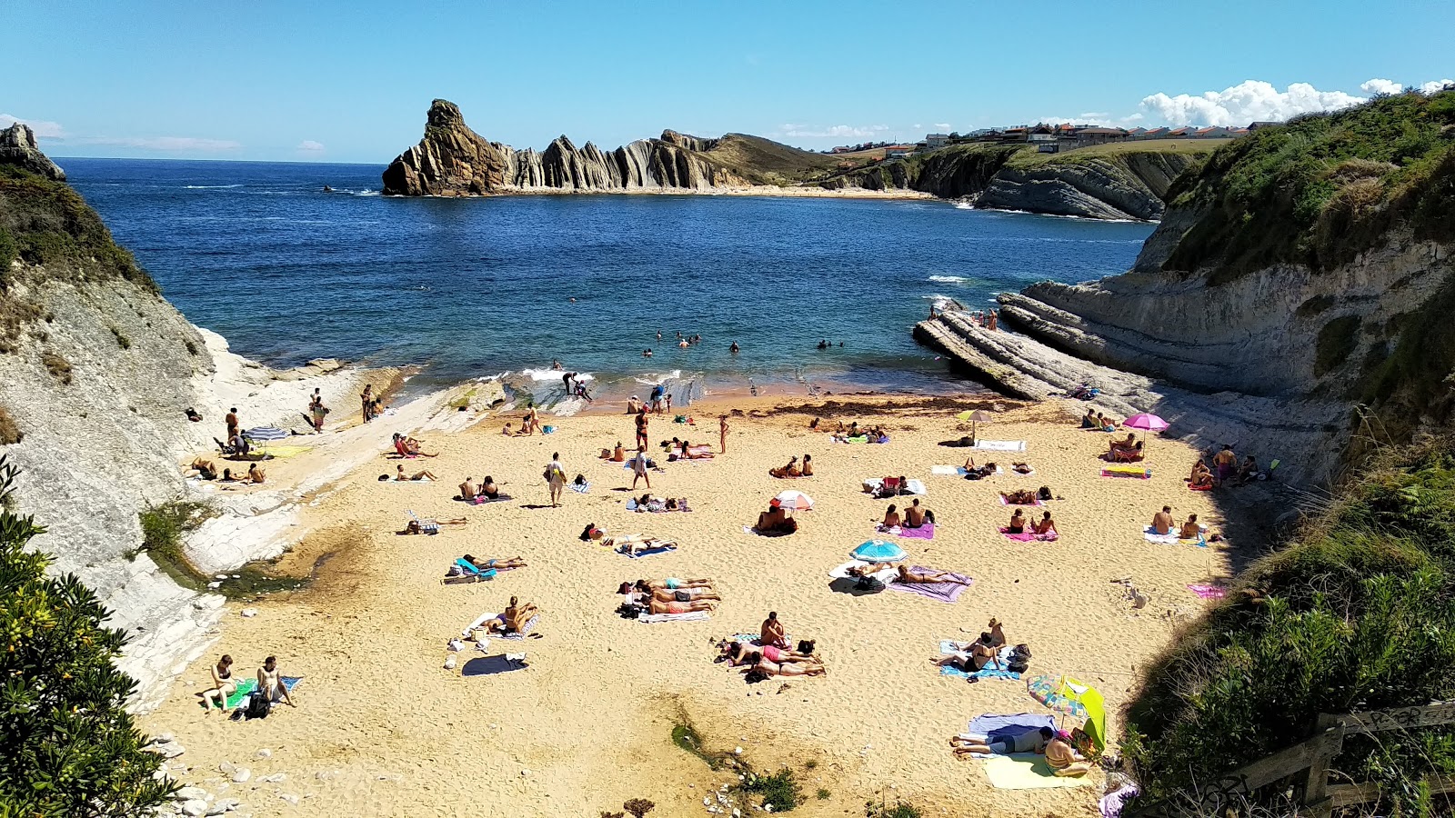 Fotografija Playa de Cerrias z svetel pesek površino